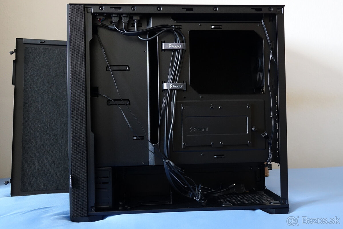 Skriňa Fractal Design Pop Silent Solid + namontované USB-C - 7
