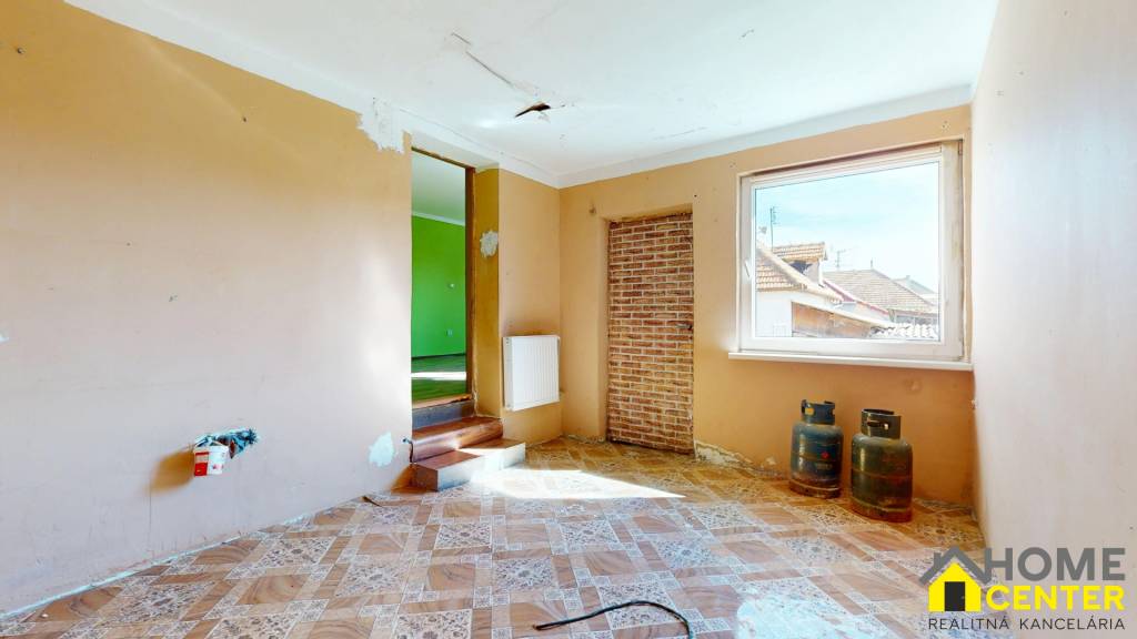 NA PREDAJ 3 IZBOVÝ RODINNÝ DOM V BLÍZKOSTI CENTRA, UL. LESNÁ - 7