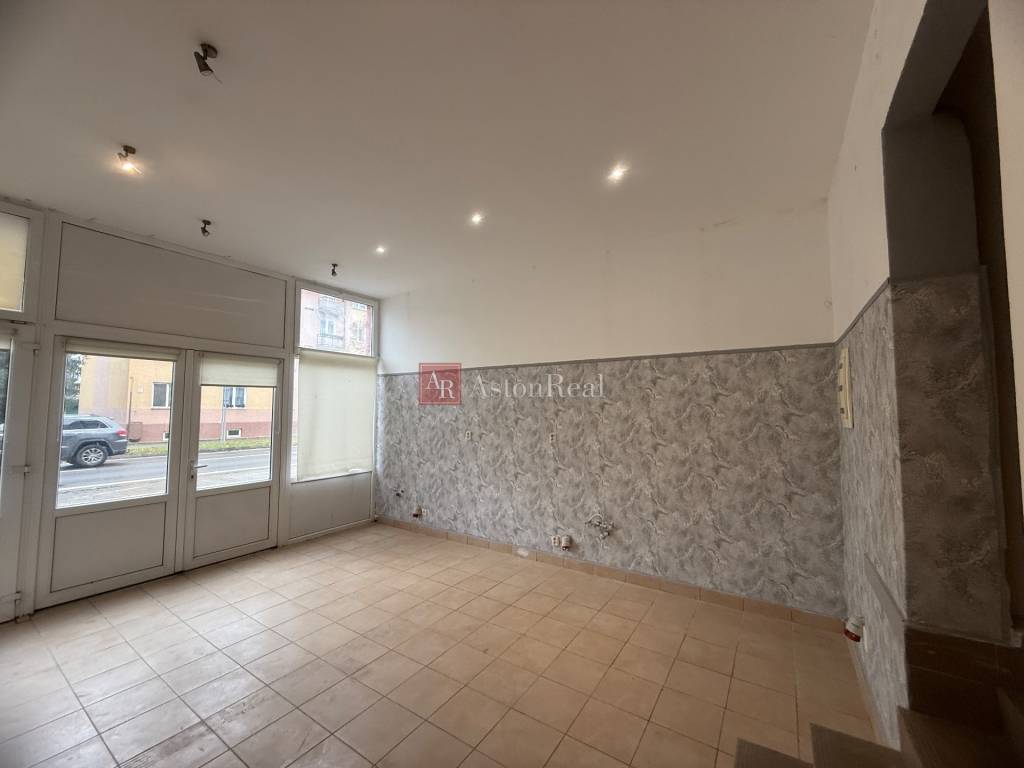 Na predaj obchodný priestor 38m2 v centre mesta Púchov- 1. m - 7