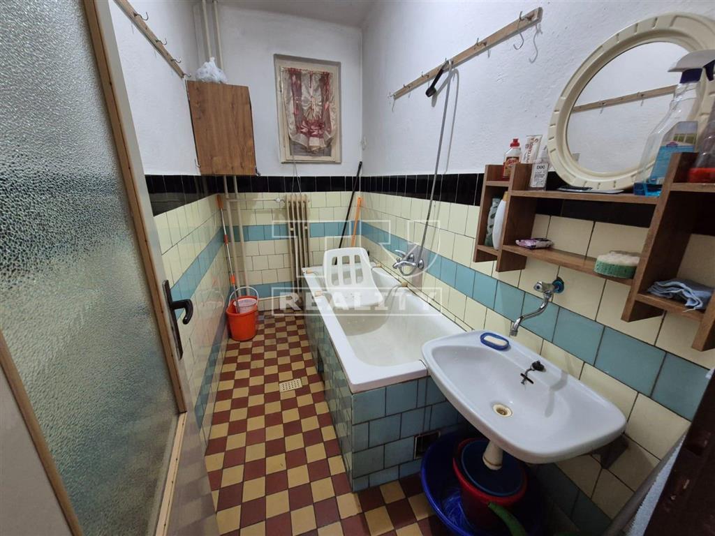 Starší 5 izbový RD v malebnej obci Čavoj so záhradou a... - 7