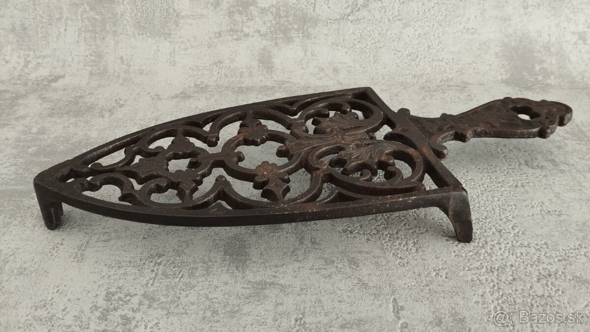 Krásná stará zdobená podložka pod starou žehličku. TOP - 7