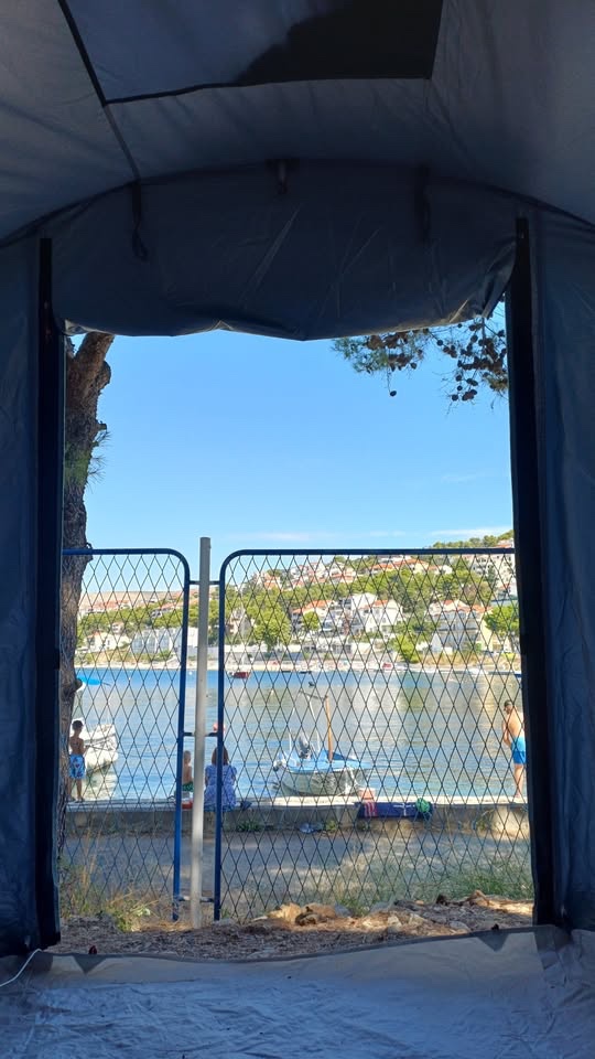 Predám veľký kempovací stan v top stave pre 4 osoby s prí... - 7