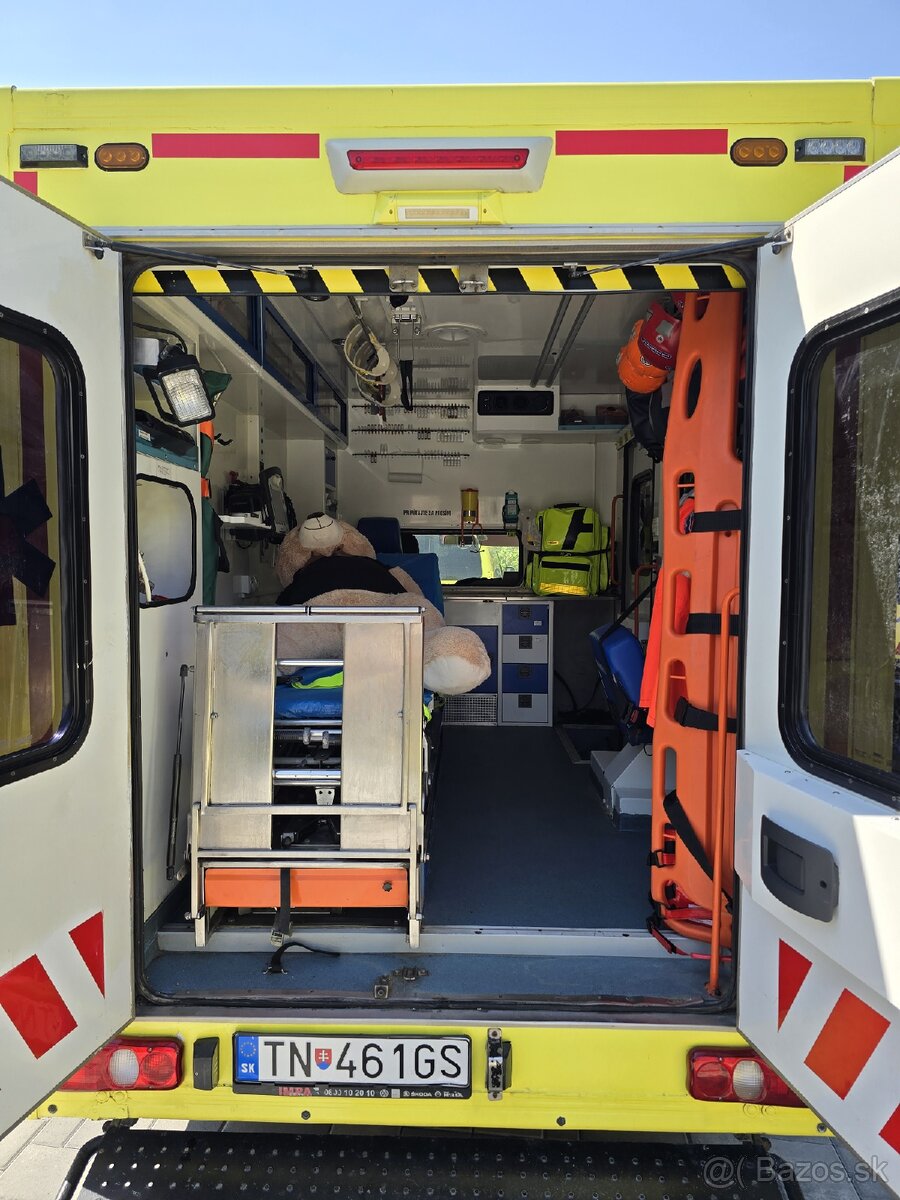 Sanitka Volkswagen Transporter T5 - 7