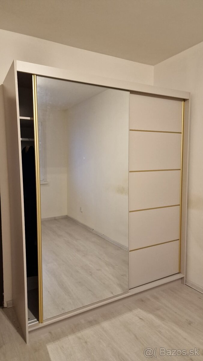 Predám kašmirovú bežovu šatnikovu skrinu - 7