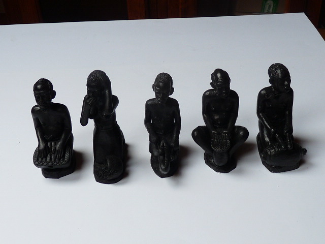 africké ľudové umenie – artefakty z pálenej hliny a rohoviny - 7