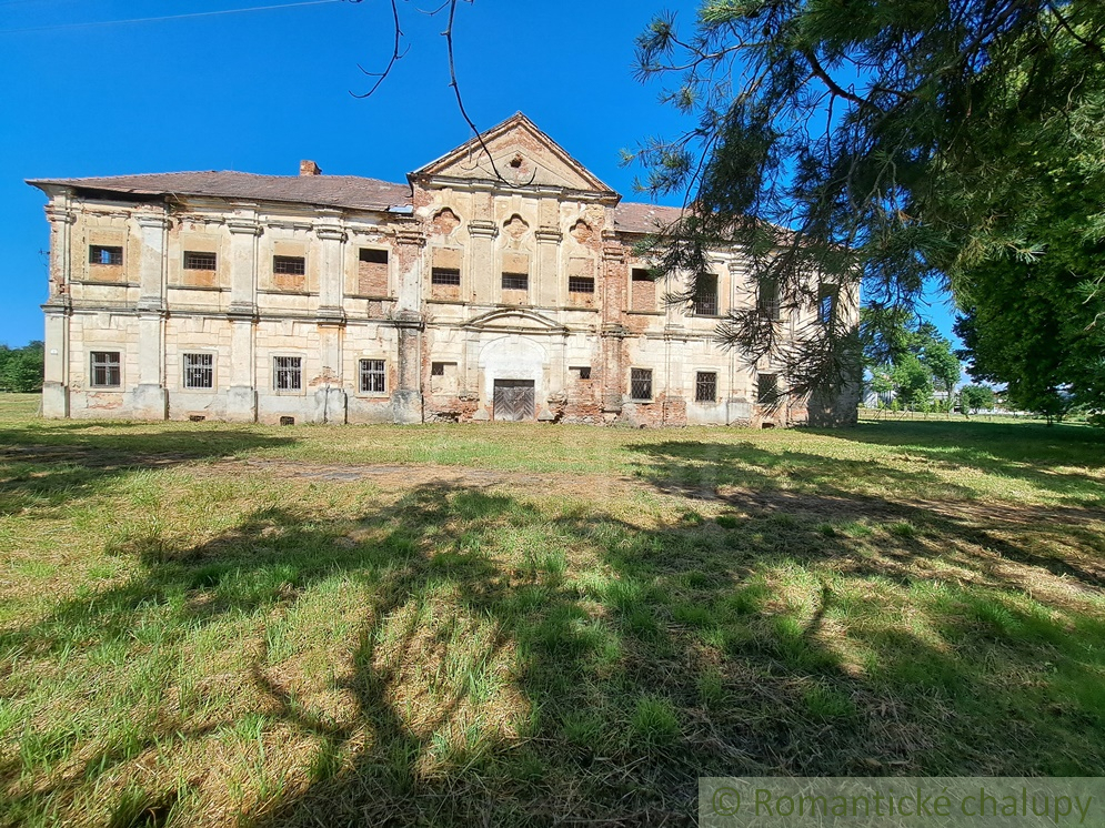 Kaštieľ plný histórie a krásy baroka v prostredí lipovej a - 7