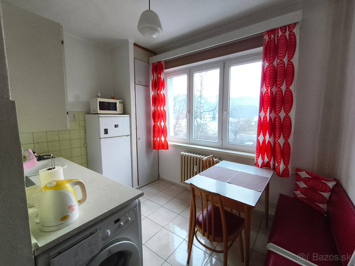 Priestranný 1-izbový byt v tehlovej bytovom dome - 7
