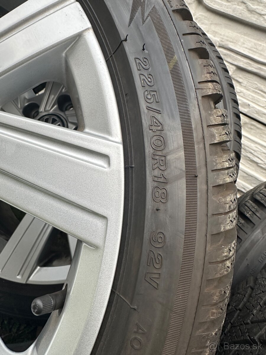 Zimná sada VW Golf 8 225/40 R18 Bergamo originál - 7