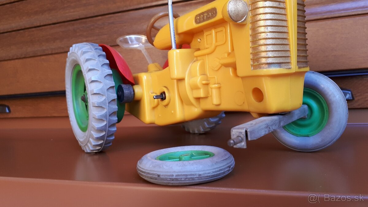 Stara hracka: Traktor ZETOR - 7