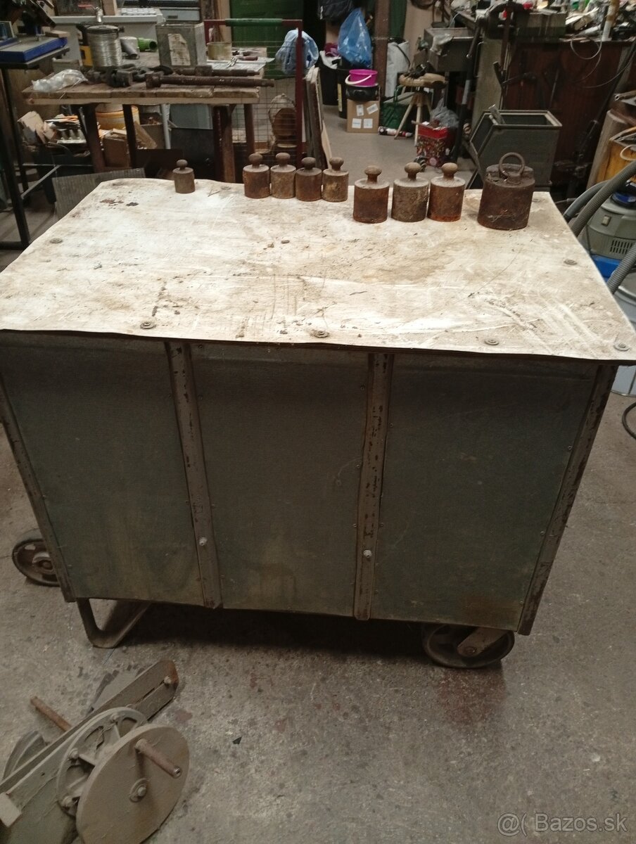 Pracovný stôl na kolesách. - 7