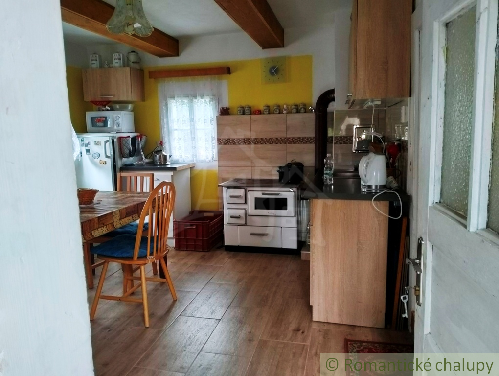 Drevenička v centre krásnej obce Papradno na predaj - 7