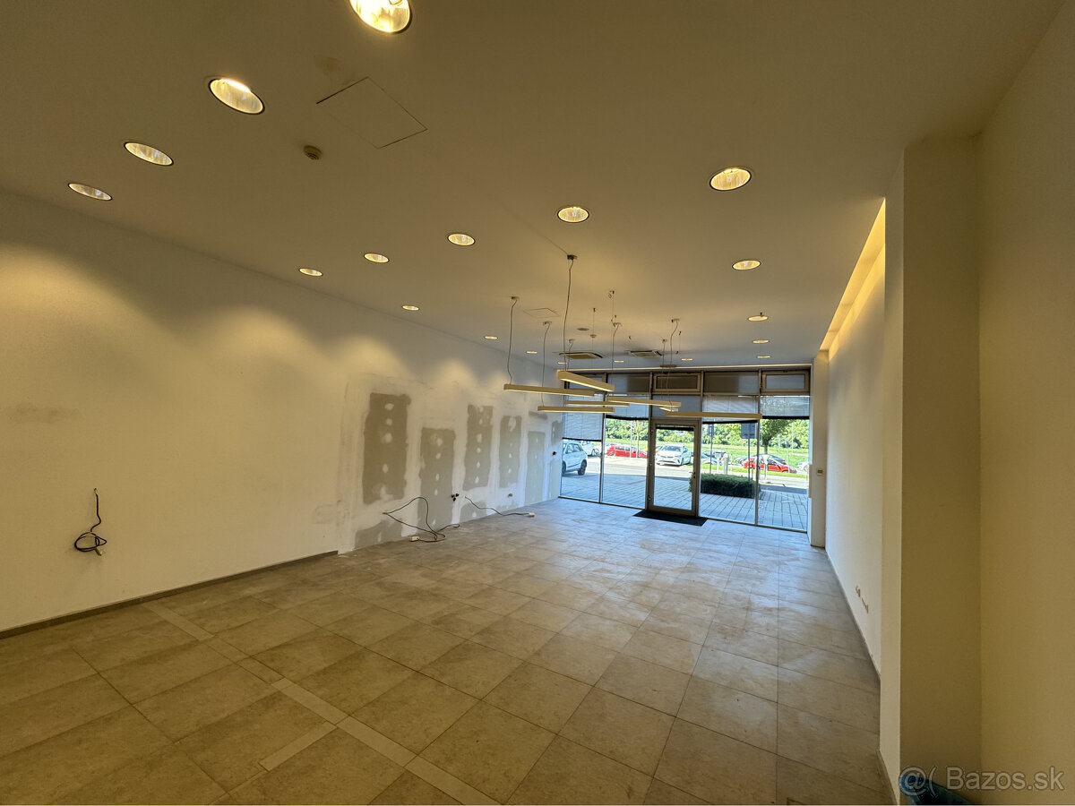 Prenájom prízemného obchodného priestoru 82 m² vo frekventov - 7