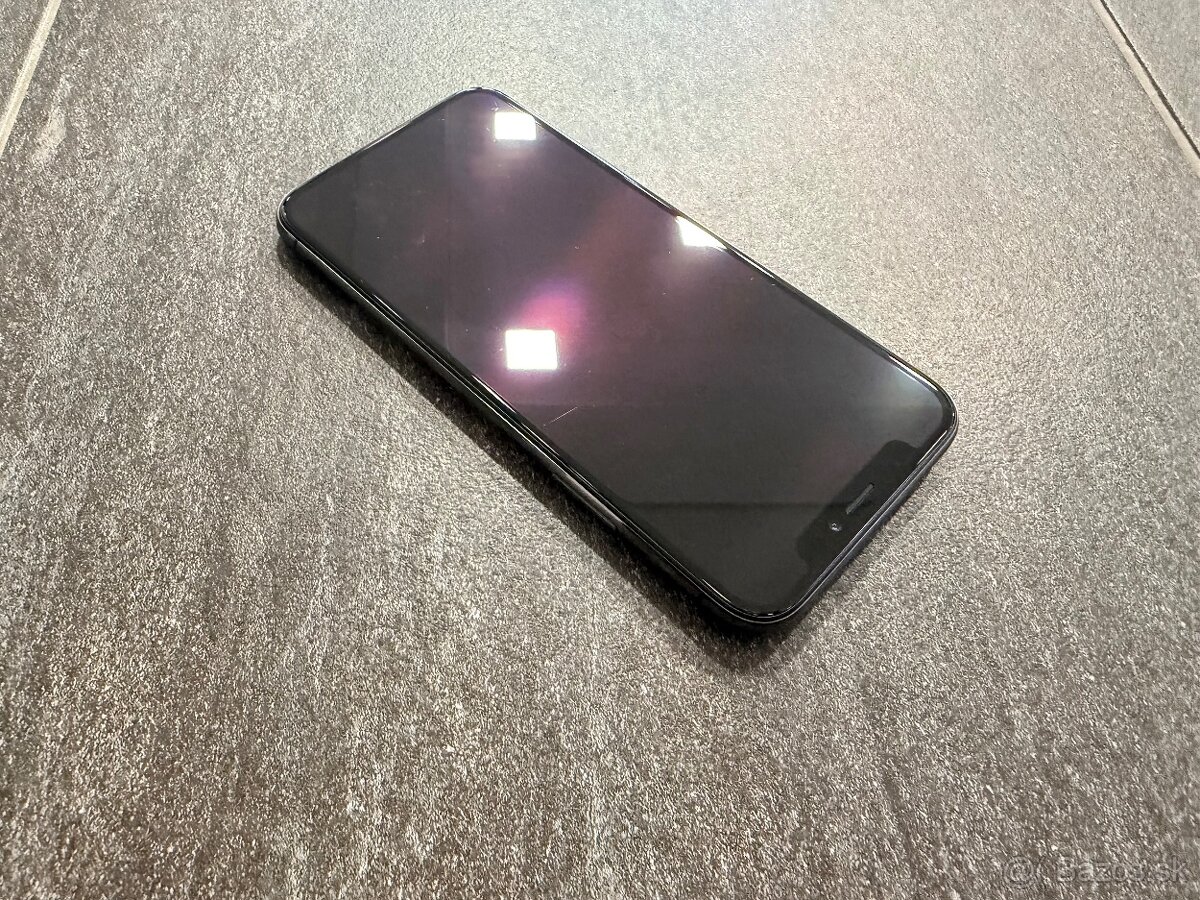 Apple iPhone X 64 GB v čiernej farbe Space Gray - 7