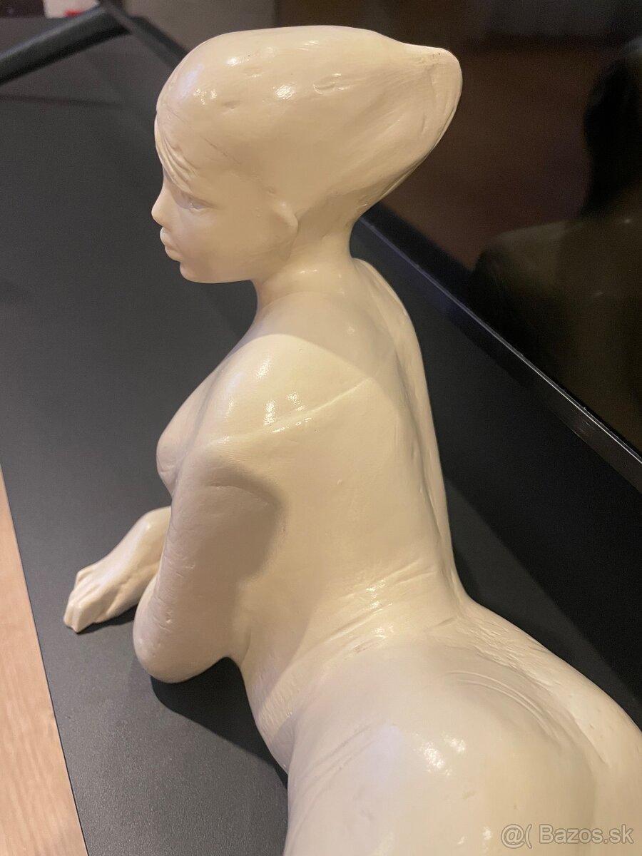 Retro socha ležiacej ženy - 7