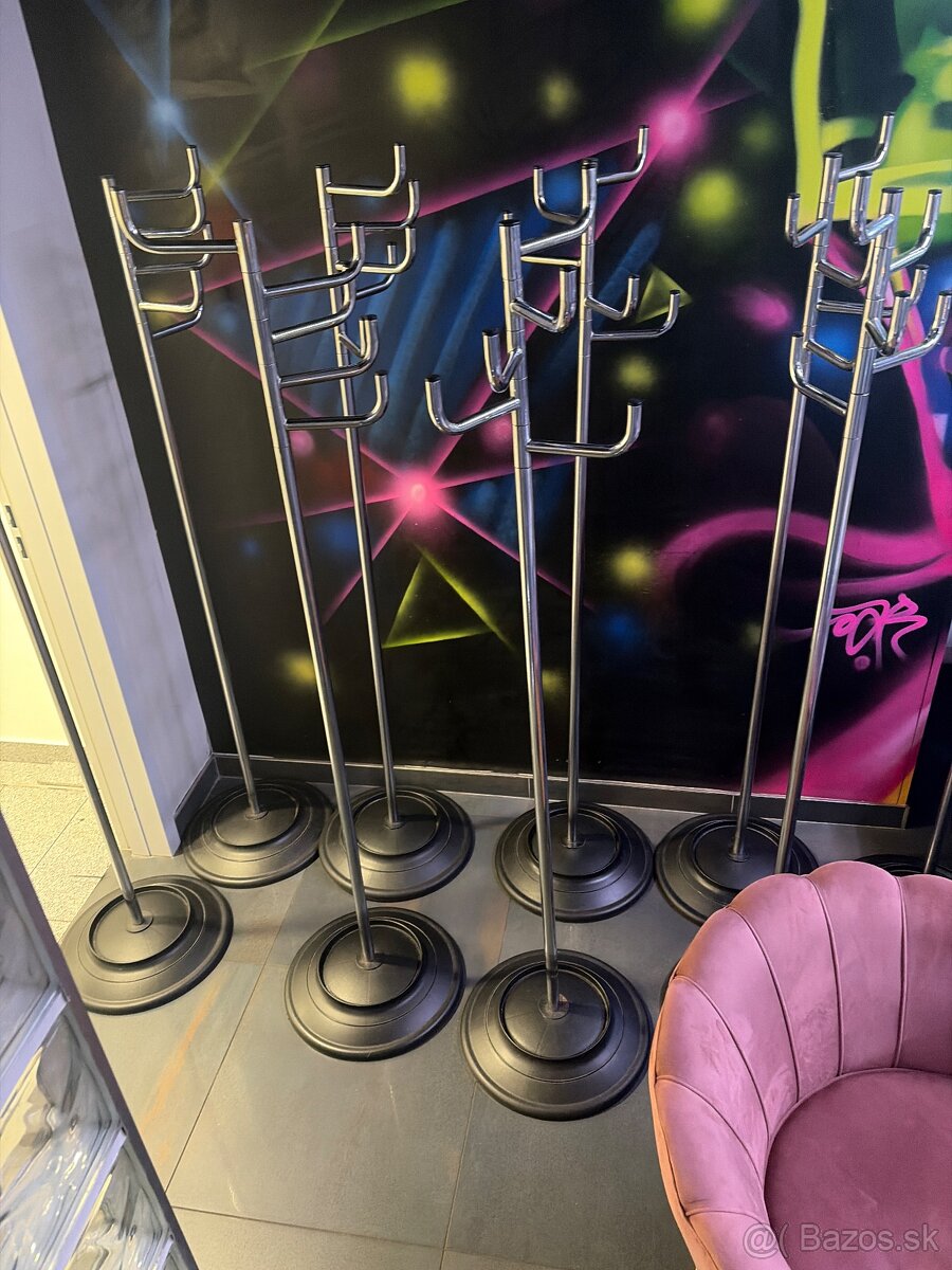 Stoly, stoličky, barové sedenie a vešiaky – komplet vybaveni - 7