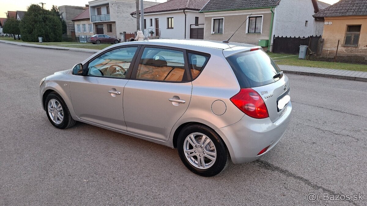 Kia Ceed 1.6 CRDi MAXIMÁLNE ZACHOVALE - 7