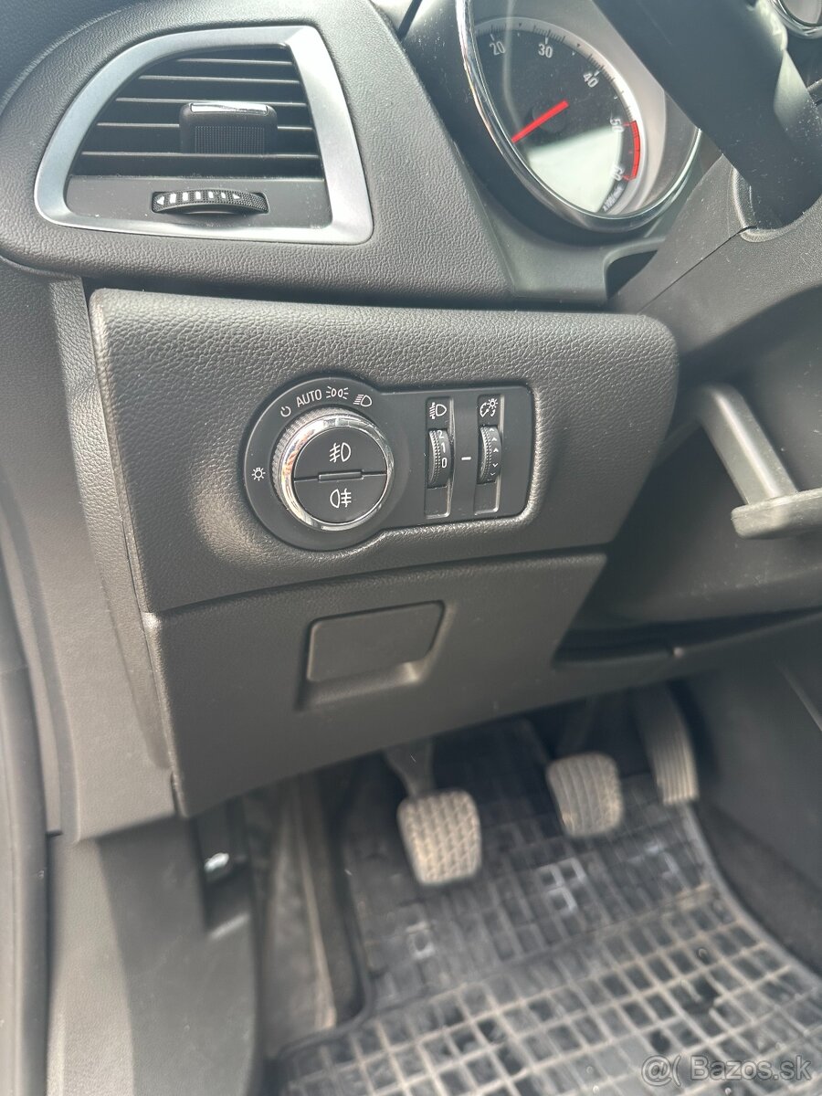 Predám Opel Astra Tourer Combi 1.6CDTi - 7