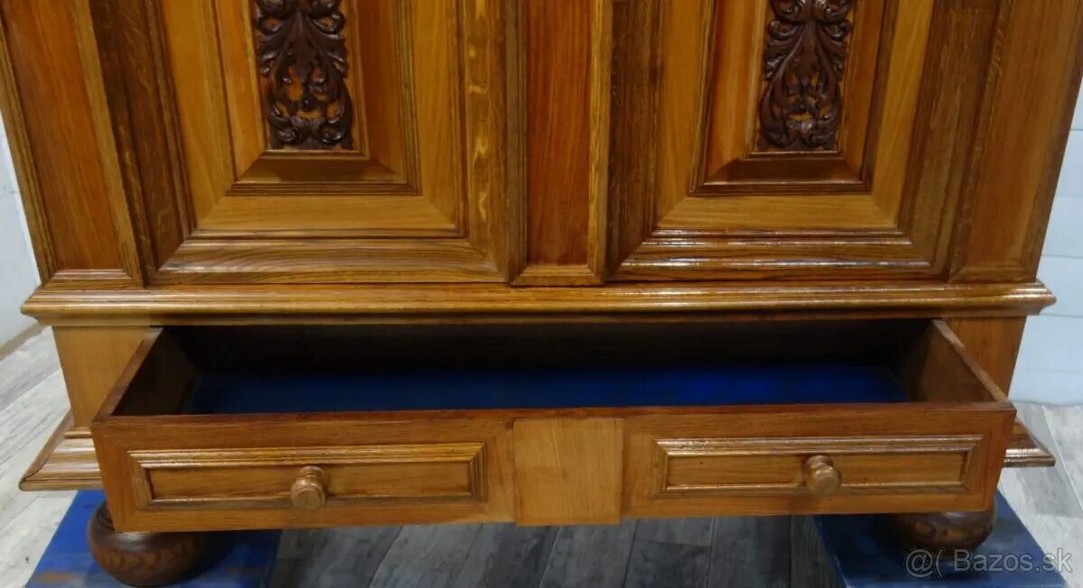 Skriňa starožitná ( 155 ) . - 7