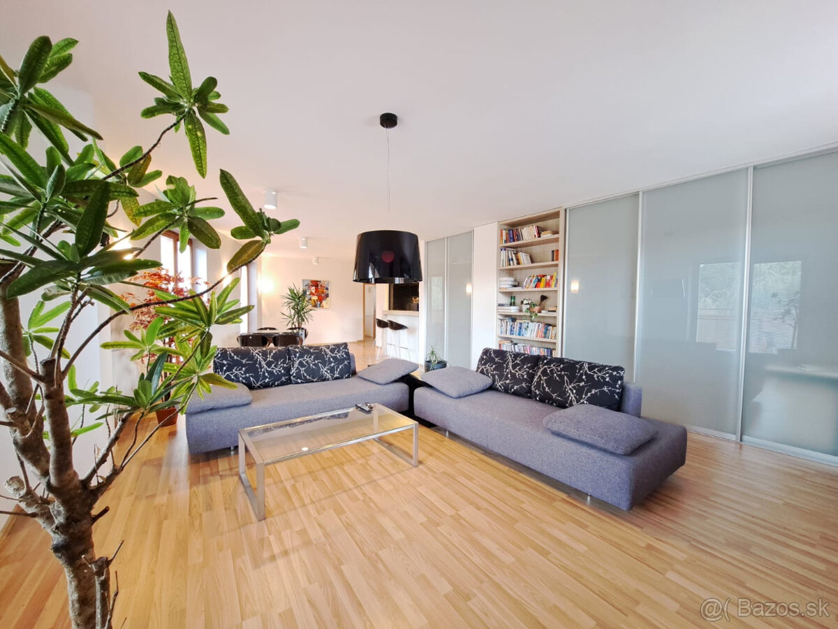 Na krátkodobý prenájom priestranný 2-izbový byt v centre PP - 7