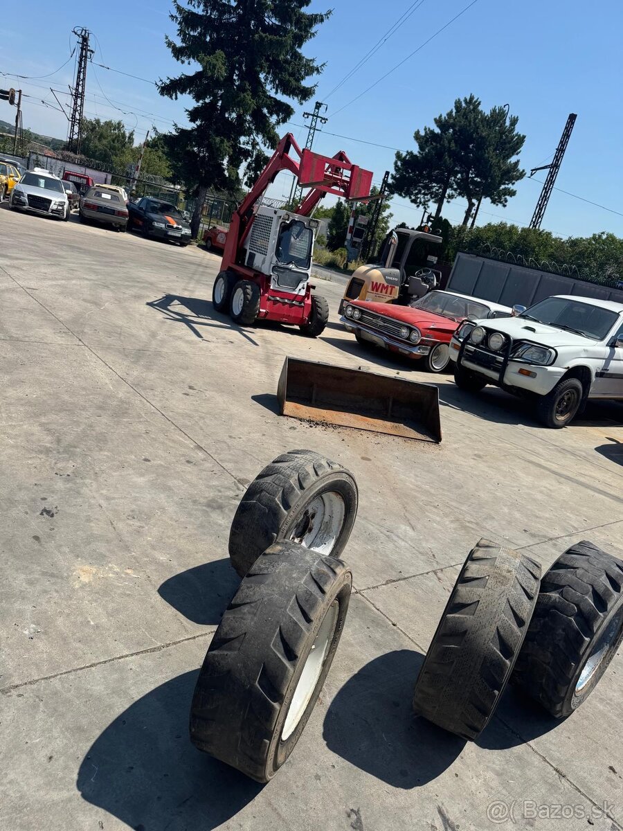 Šmykový nakladač Gehl lopata + vydli - 7