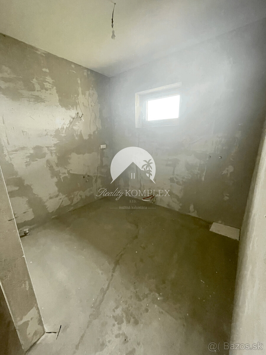 Reality KOMPLEX s.r.o. Vám ponúka luxusný rodinný dom v prém - 7