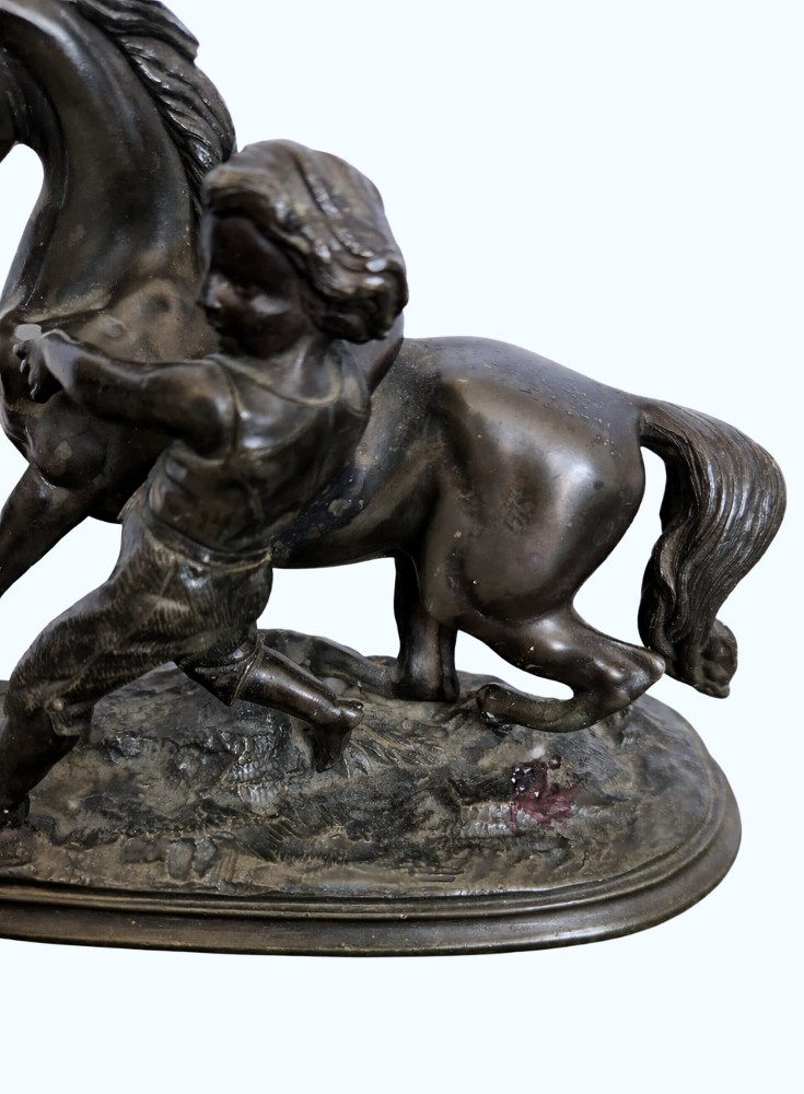 Bronzová soška - Chlapec s koňom - 7