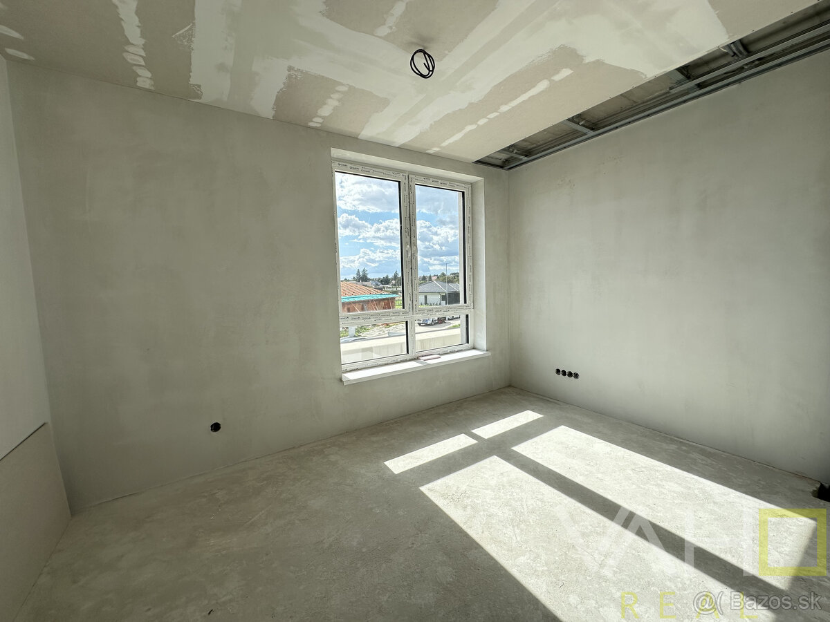 Exkluzívny 5-izbový rodinný dom s garážou a terasou – Biely - 7