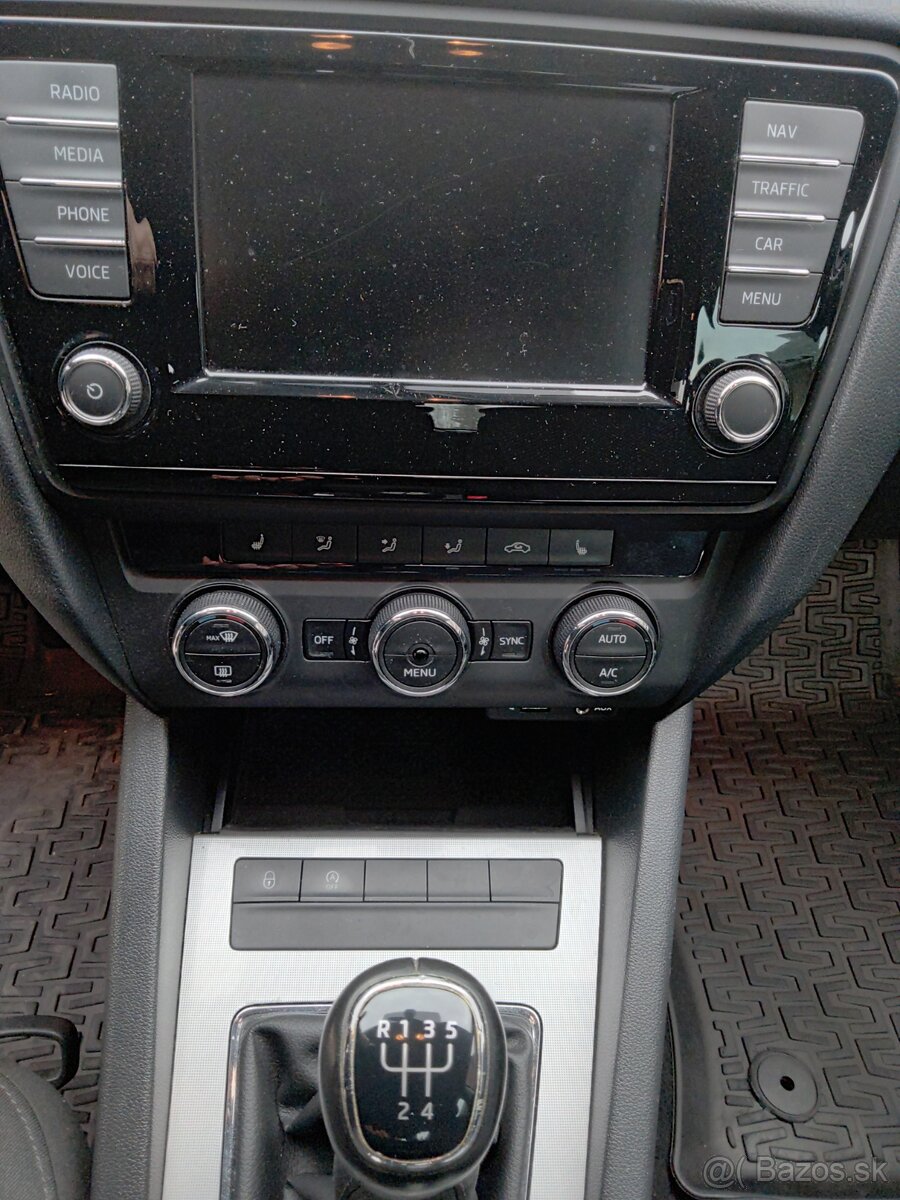 Octavia 1.6 TDI sedan perleť NAVI Vyhrev vzadu - 7