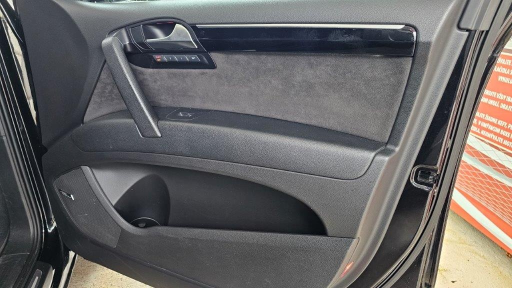 Audi Q7 7MIESTNE - 7