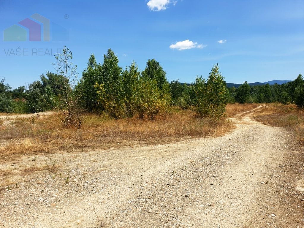 Na predaj rekreačný pozemok s troma jazerami o výmere 10 - 7