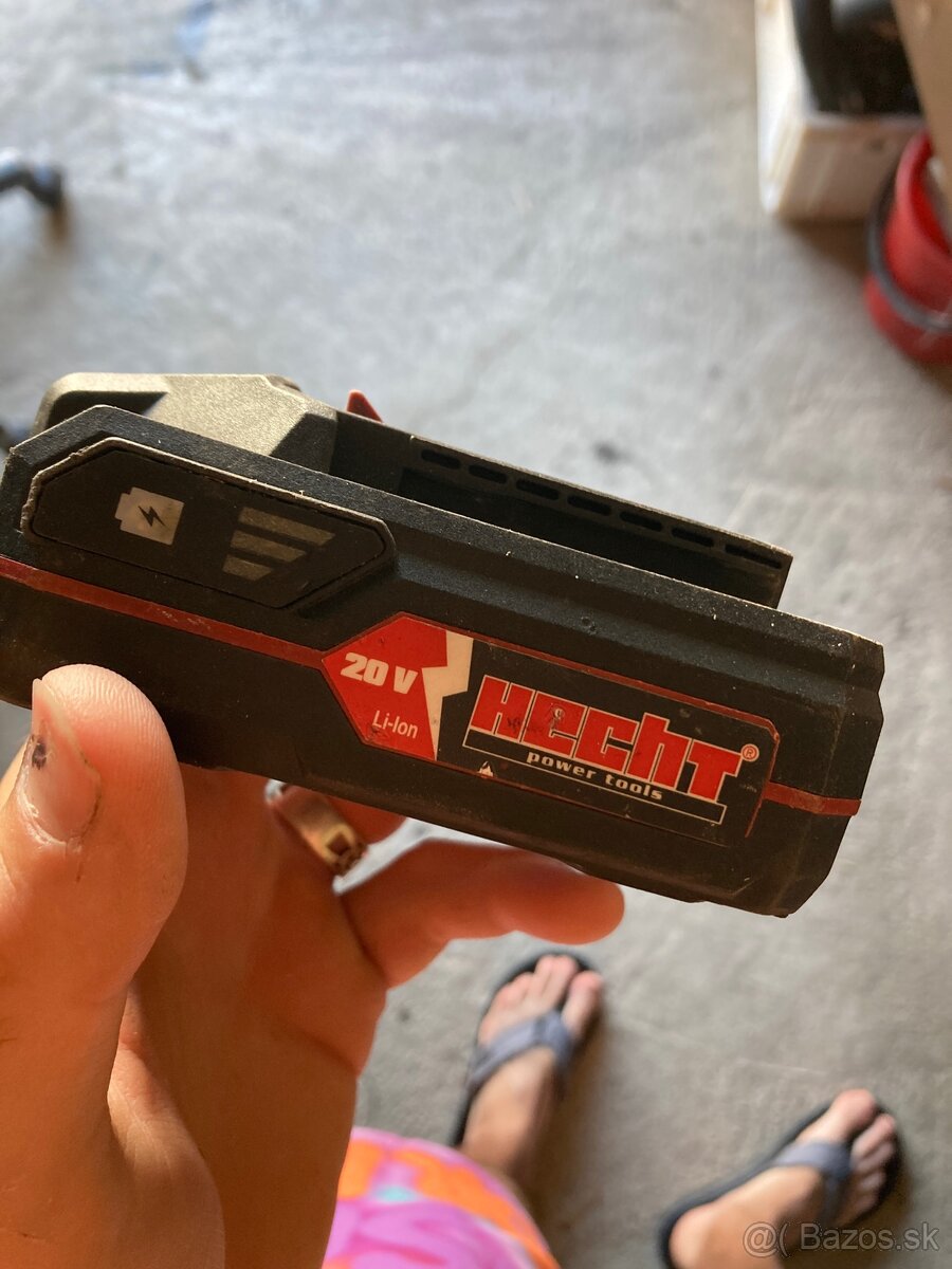 HECHT nabíjačka + baterky - 7