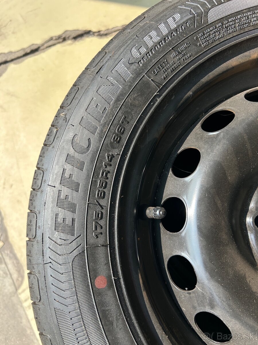 Predám preumatiky s diskami na Fiat 500 + puklice - 7