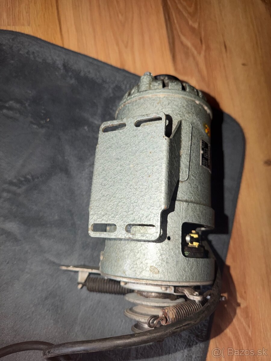 Motor MEZ NÁCHOD, typ EK3L8 135W 220V - 7