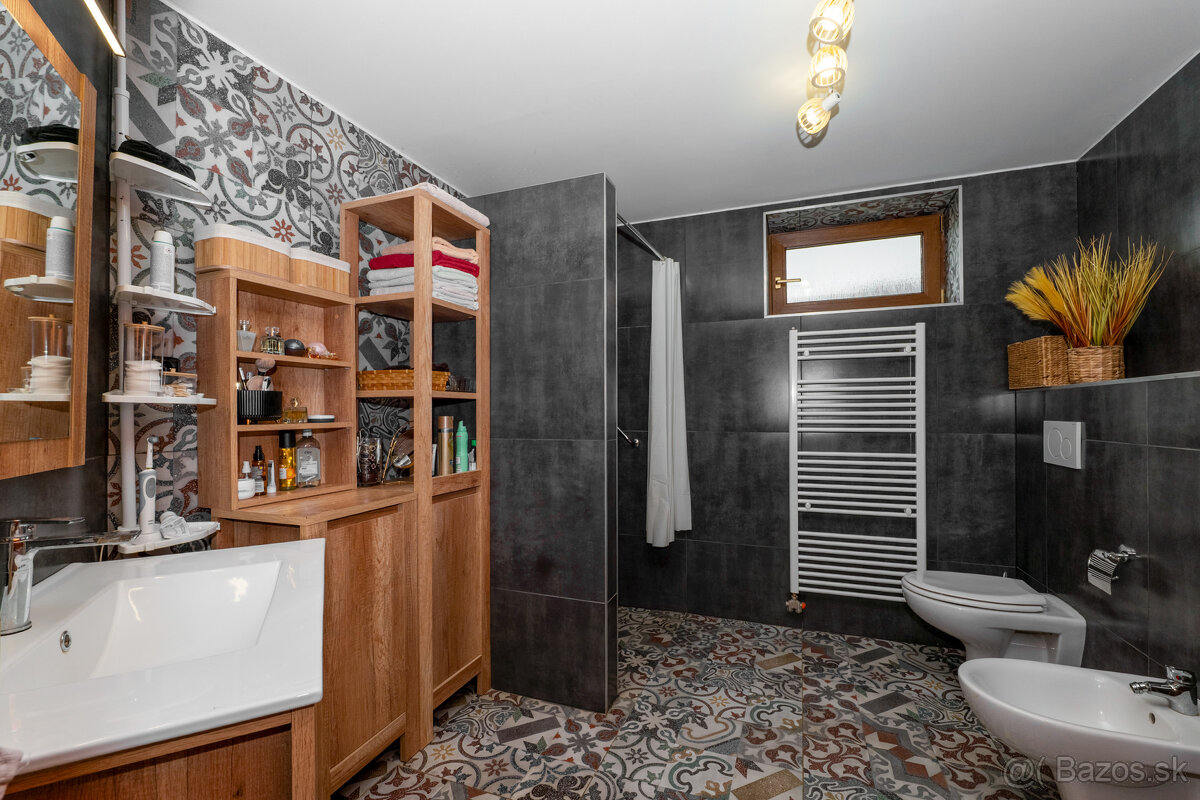 Zrekonštruovaný dom s bazénom a veľkým pozemkom | Podlipníky - 7