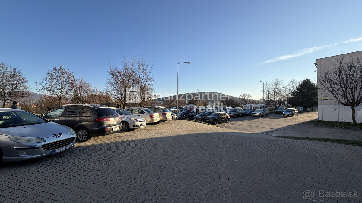 Prenájom - Obchodný priestor s 3 výkladmi 280 m², Nitra - 7