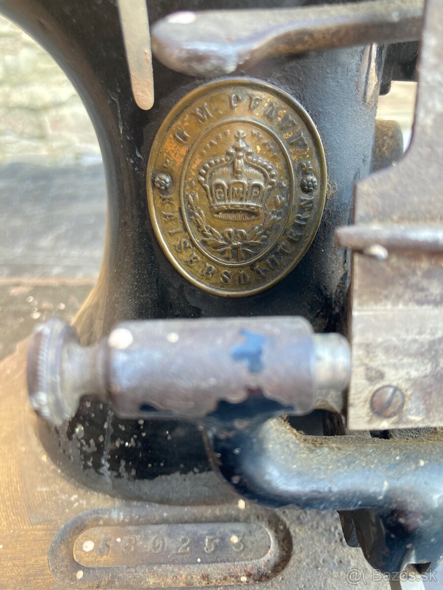 Starý šijací stroj PFAFF - 7