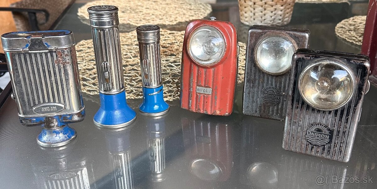 Retro věci - popelníky, bakelitové rádio, lampa,baterky - 7