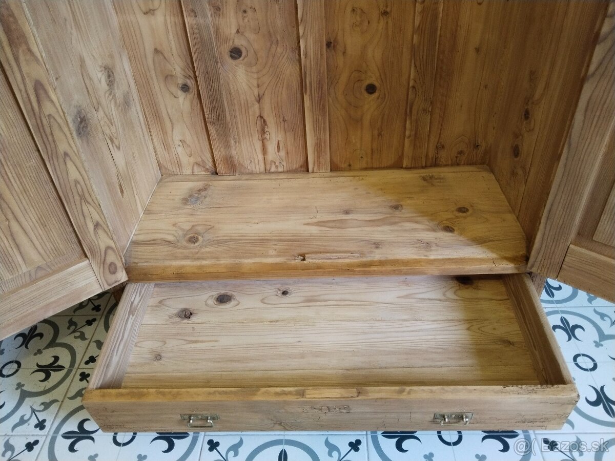 Stará, secesní skříň po renovaci, voskovaná 2 - 7
