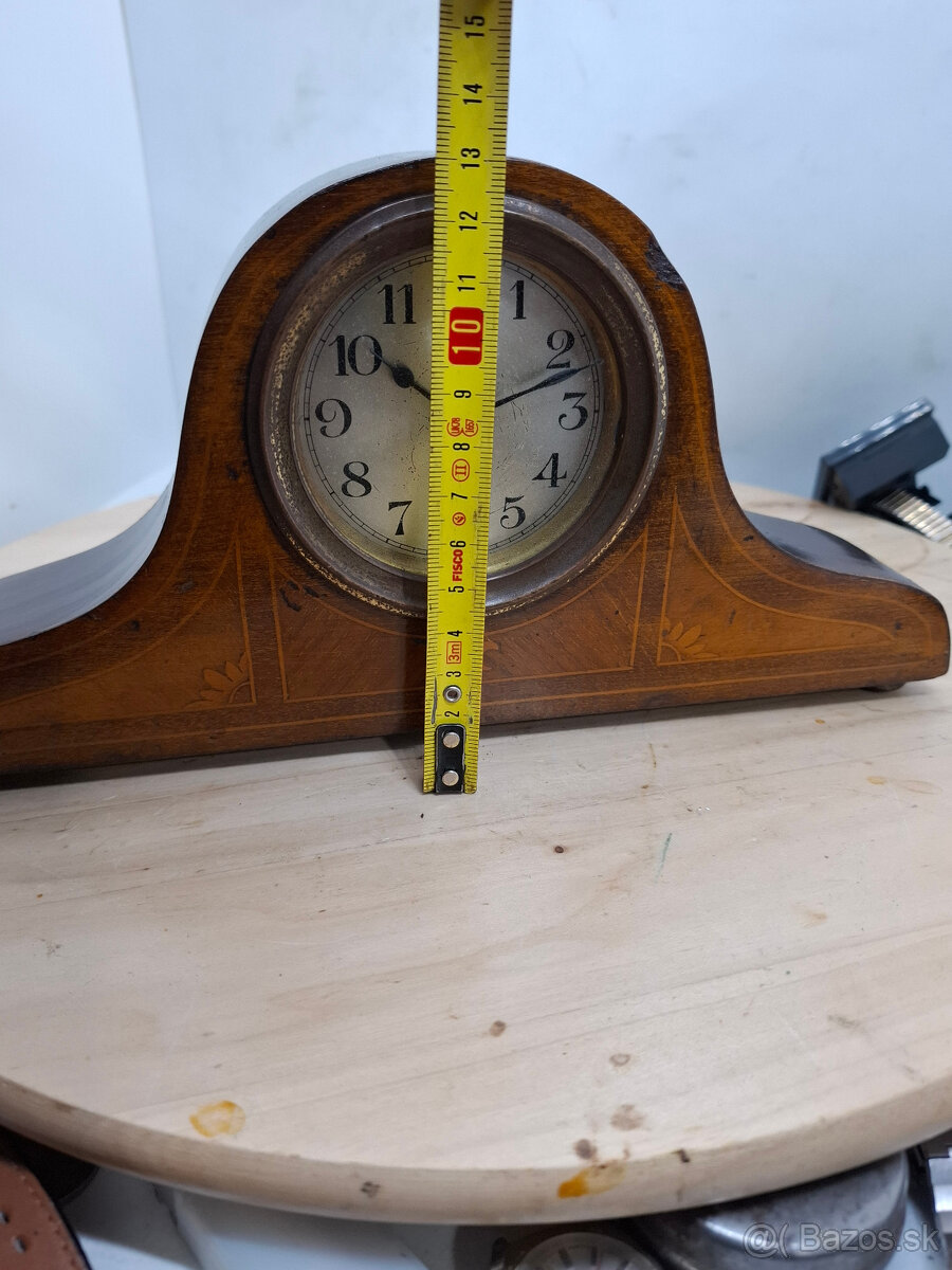 Predám funkčné minikomodové hodiny z 20tych rokov Intarzovan - 7