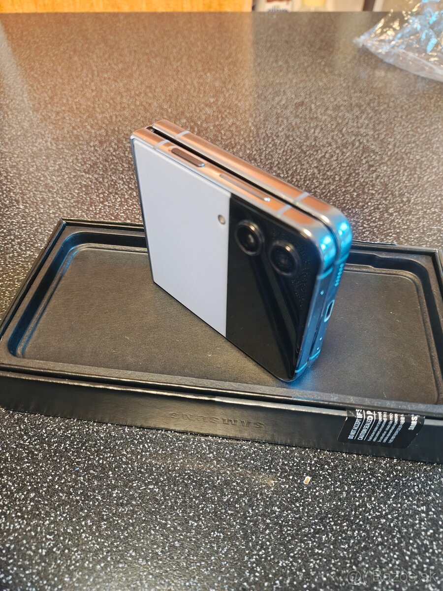 Samsung Galaxy Z Flip 4 - 7