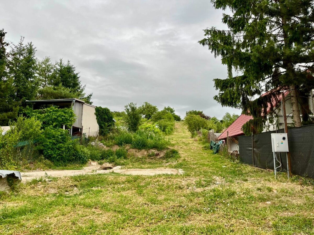 🌄 Idylický pozemok s panoramatickým výhľadom na Levice — vý - 7