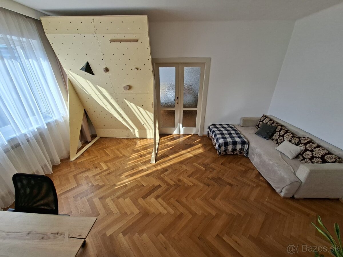 Priestranný 3+ izbový byt na Hornej ulici - 7