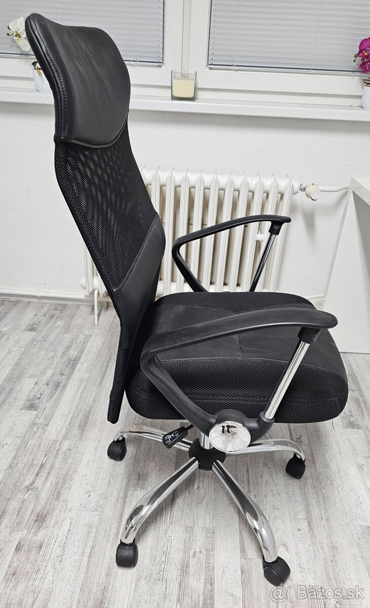 Písacie stoly, kancelárske stoličky, skrinky, gauč, stolík - 7