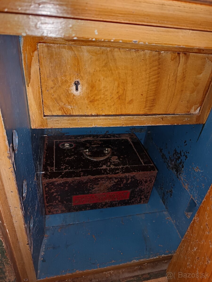 Starozitny trezor na podstavci z roku 1905, starozitnost - 7