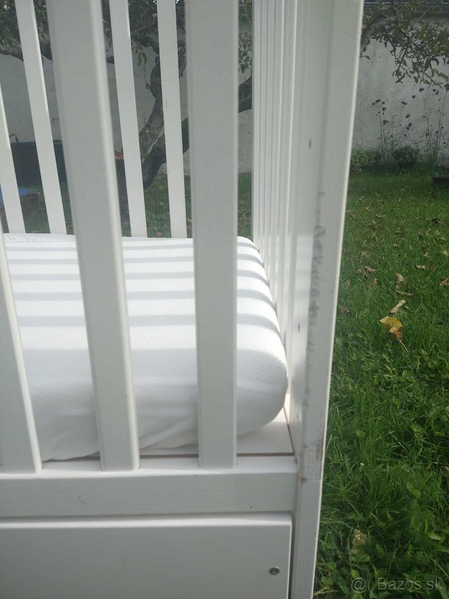 Biela drevená postieľka + nepremokavá plachta - 7