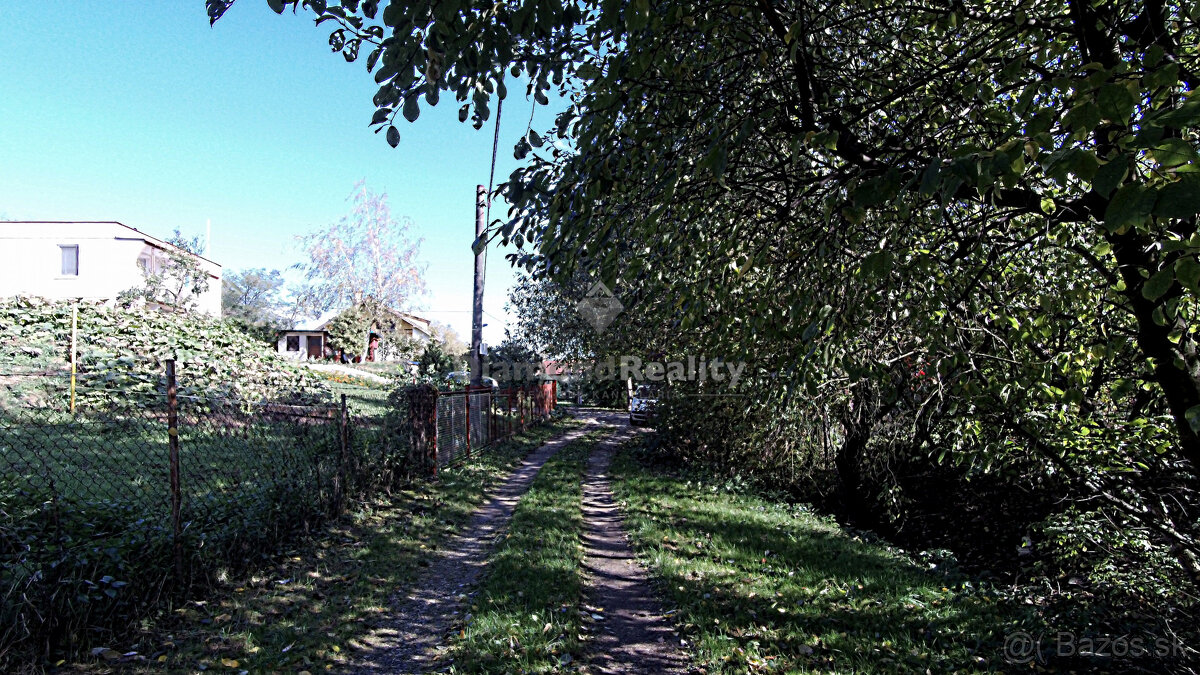 Stavebný, oplotený a slnečný pozemok s vinicou - obec Janík - 7