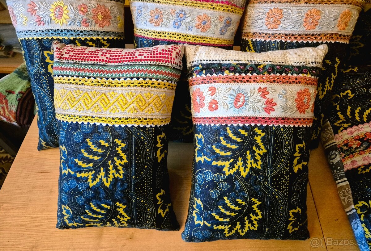 Predám veľkú postielku z vyšívanými vankúšmi - 7