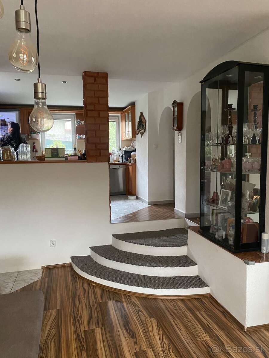 Krásny rodinný dom s bazénom v Pitelovej - 7