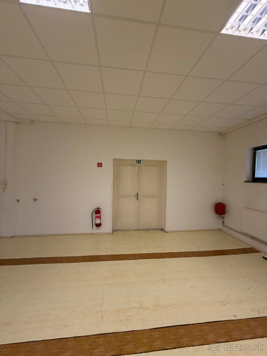 Prenajom Skladu 455 m² - Więcej