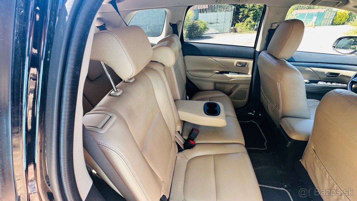 Mitsubishi Outlander 2.2D 7miest automat 4x4 - 7